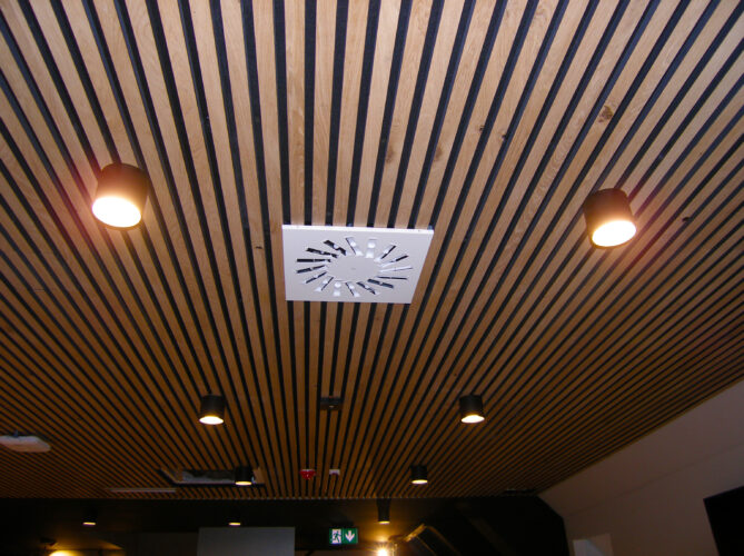 Stropna akustična obloga