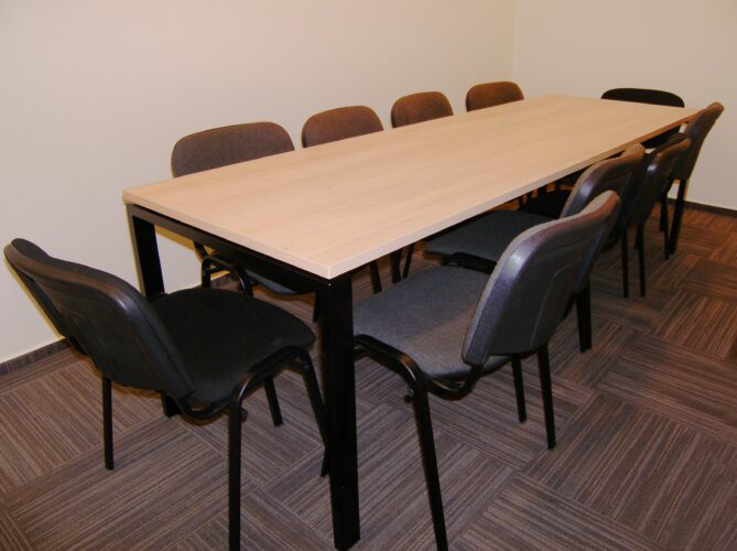 Konferencijske stolice i stol